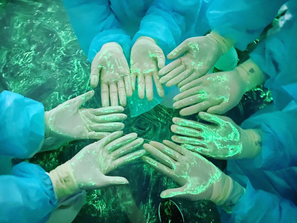 🦠 มาใช้ผงเรืองแสงจำลองเชื้อโรคบนชุด PPE กัน&nbsp;🦠